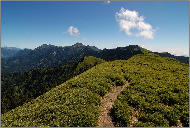 2014-09-29 09-56-15山頂看奇萊主北峰.JPG